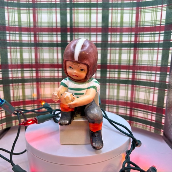 Vintage Wales Porcelain Football Player with Skinned Knee Figurine - Picture 6 of 7